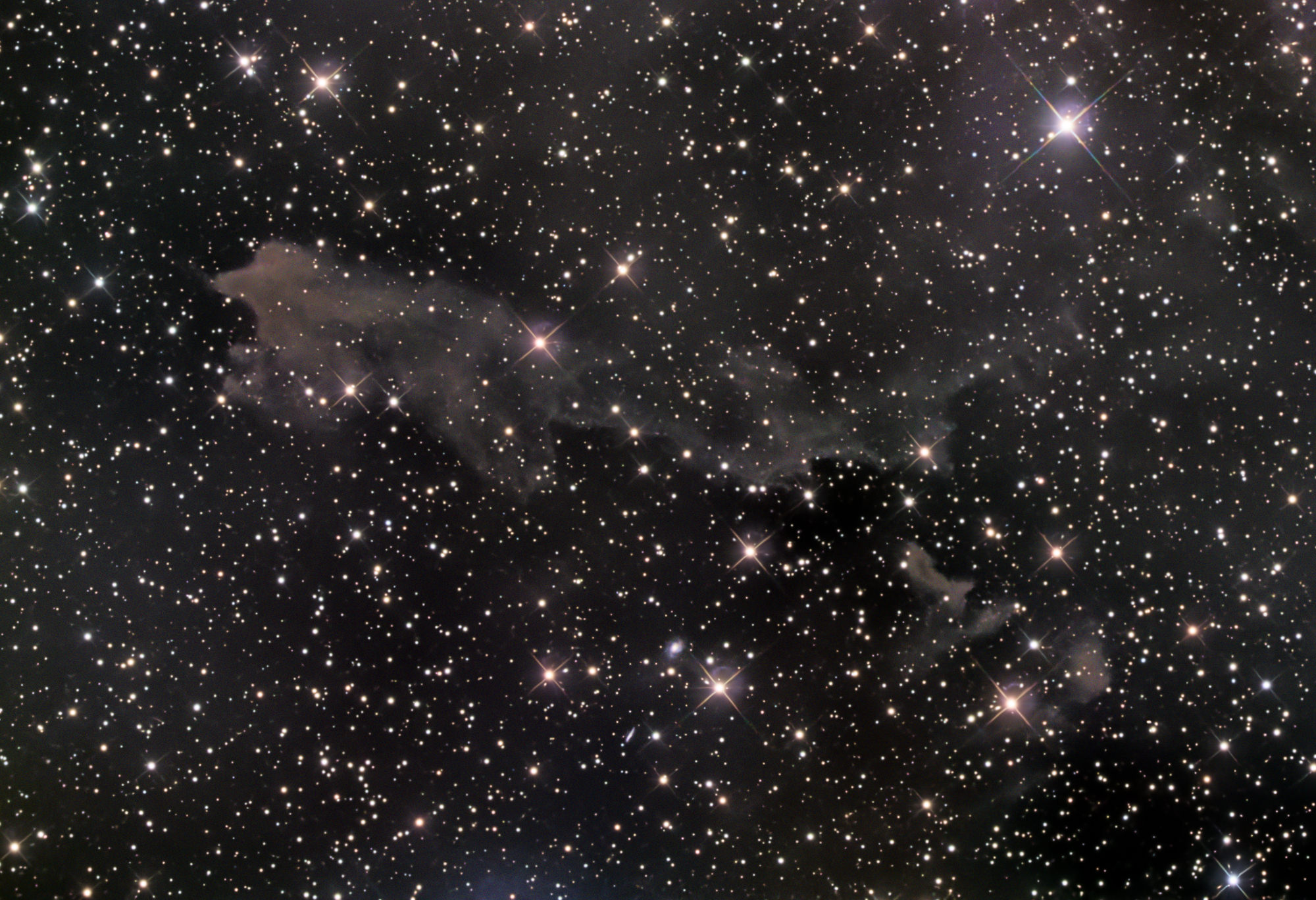 LBN 438 (Lynds‘ Catalogue of Bright Nebulae) im Sternbild Eidechse ist Teil von Lacerta OB1, einer riesigen Sternentstehungsregion. Sie ist etwa 1200 Lichtjahre von der Erde entfernt.